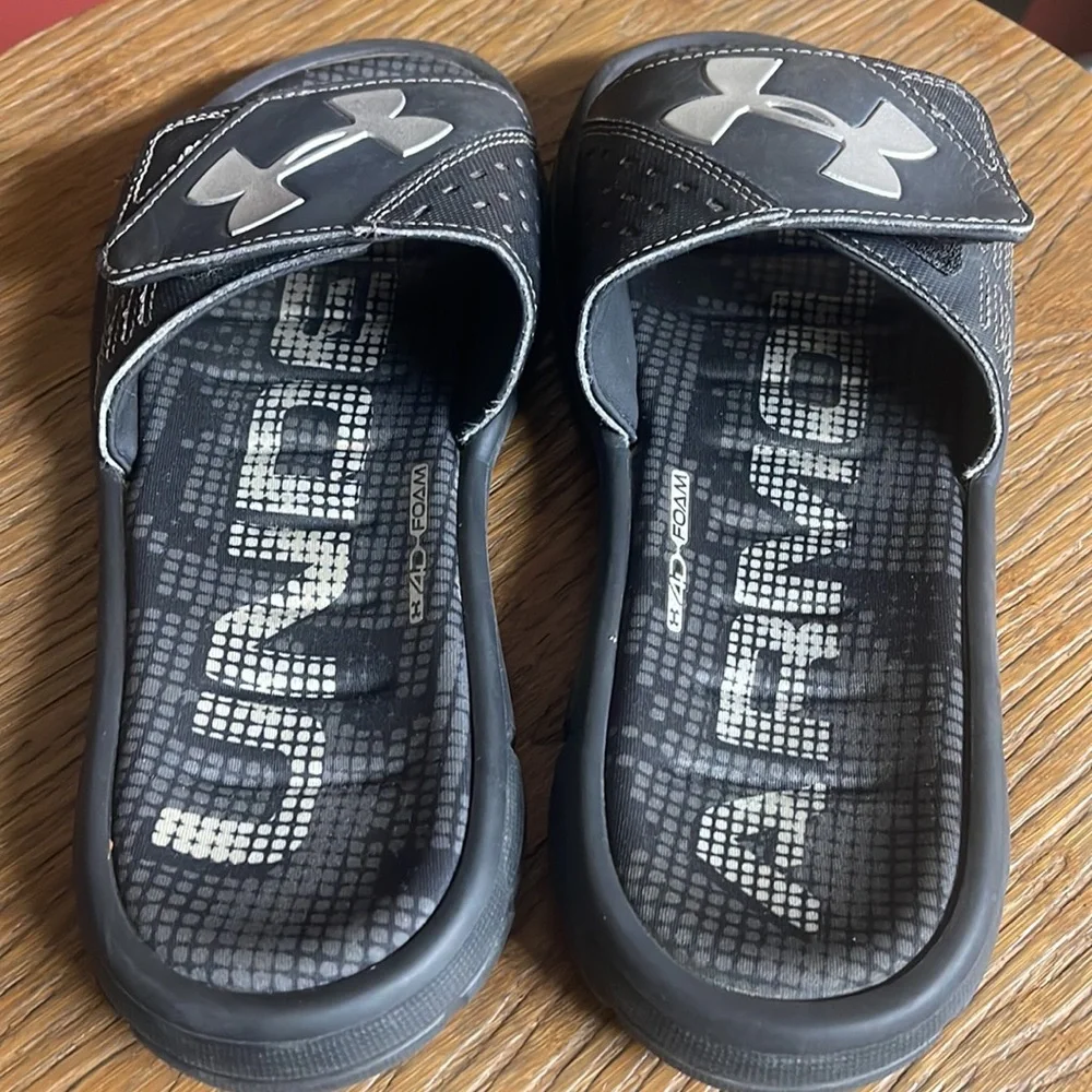 Under Armour4D foam black slide sandals. Size 6 Y